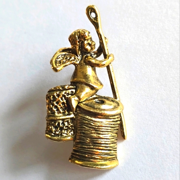 Vintage Camco brooch sewing angel pin gold tone sew needle thread angle - Picture 1 of 7